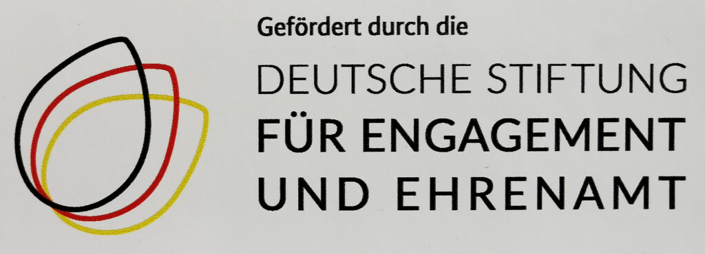 Dieses Bild hat ein leeres Alt-Attribut. Der Dateiname ist Logo-DSEE-1024x370.jpg